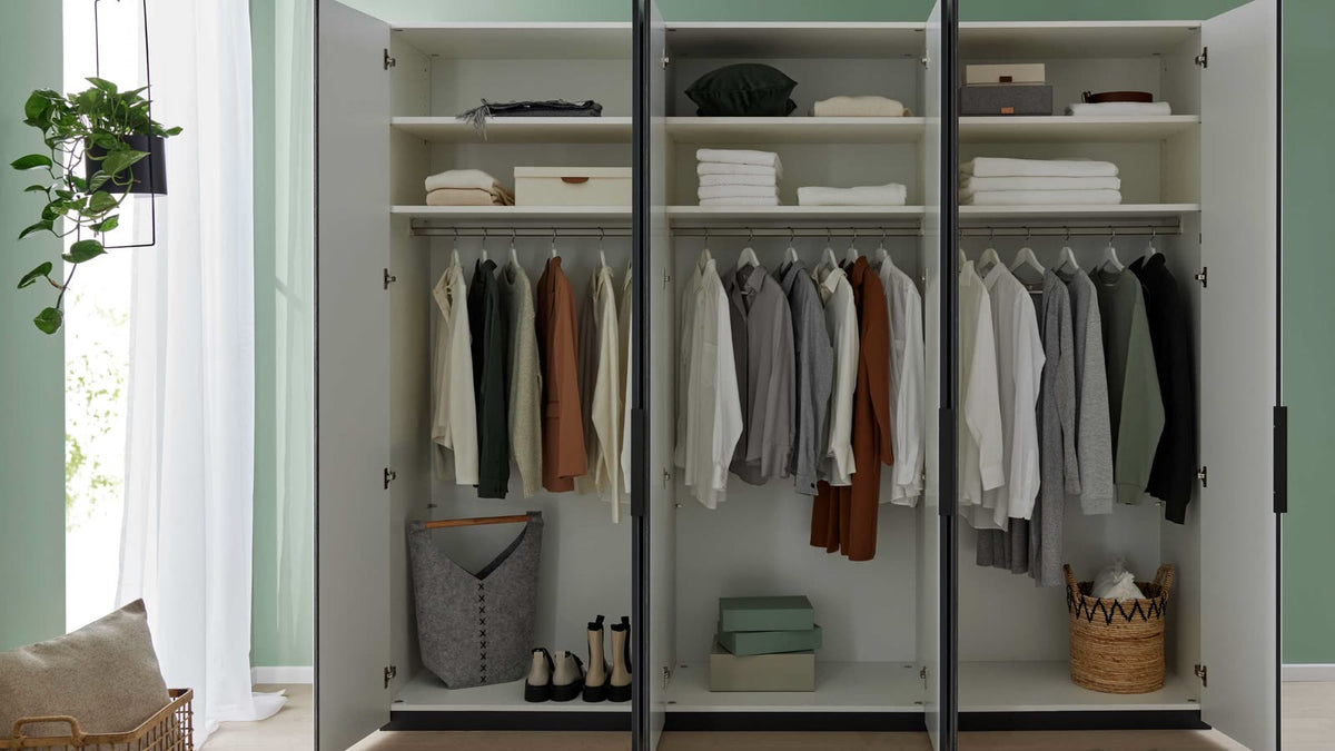 Kleiderschrank Seidengrau Wohnbeispiel