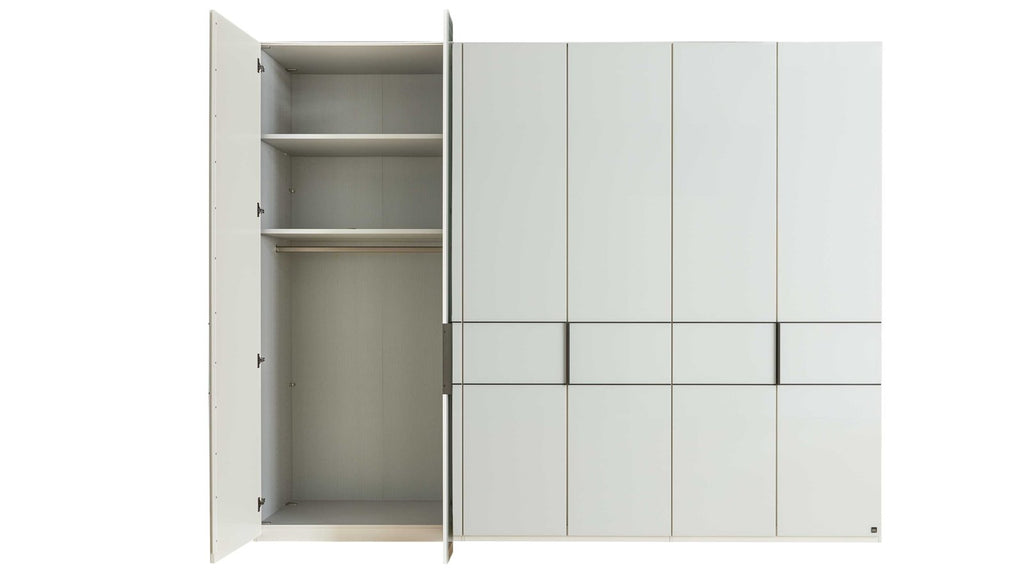 Komplettes Schlafzimmer in Weiß mit Kleiderschrank, Bettgestell und Nachtkonsolen