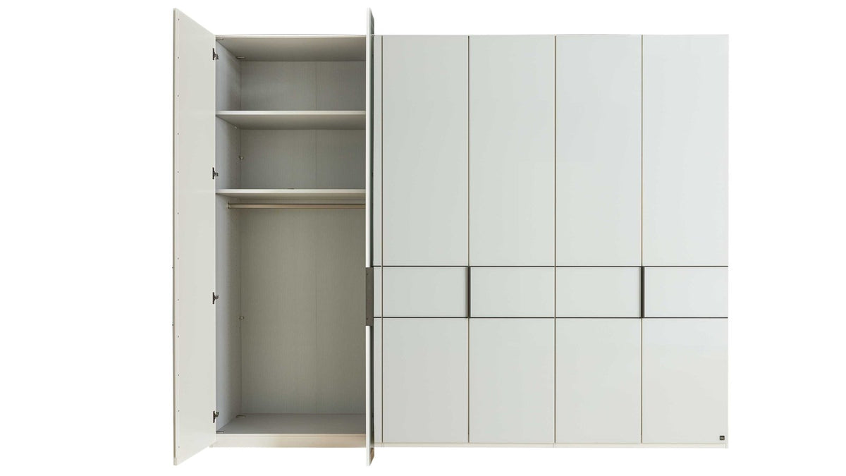 Komplettes Schlafzimmer in Weiß mit Kleiderschrank, Bettgestell und Nachtkonsolen
