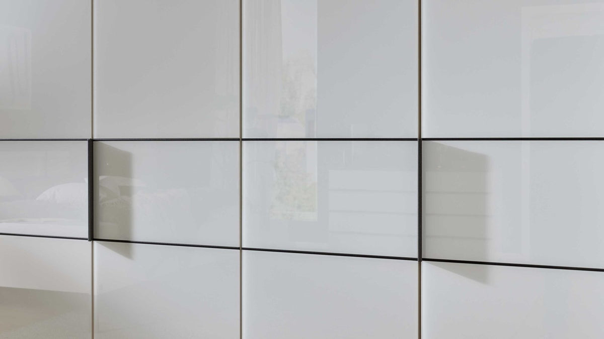 Komplettes Schlafzimmer in Weiß mit Kleiderschrank, Bettgestell und Nachtkonsolen