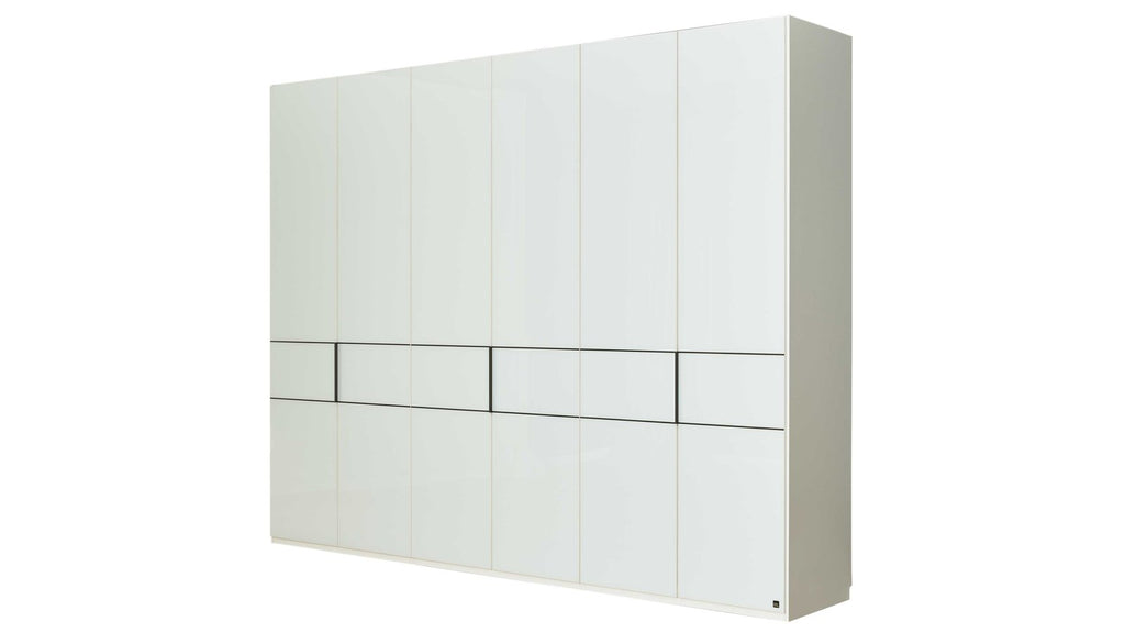 Komplettes Schlafzimmer in Weiß mit Kleiderschrank, Bettgestell und Nachtkonsolen