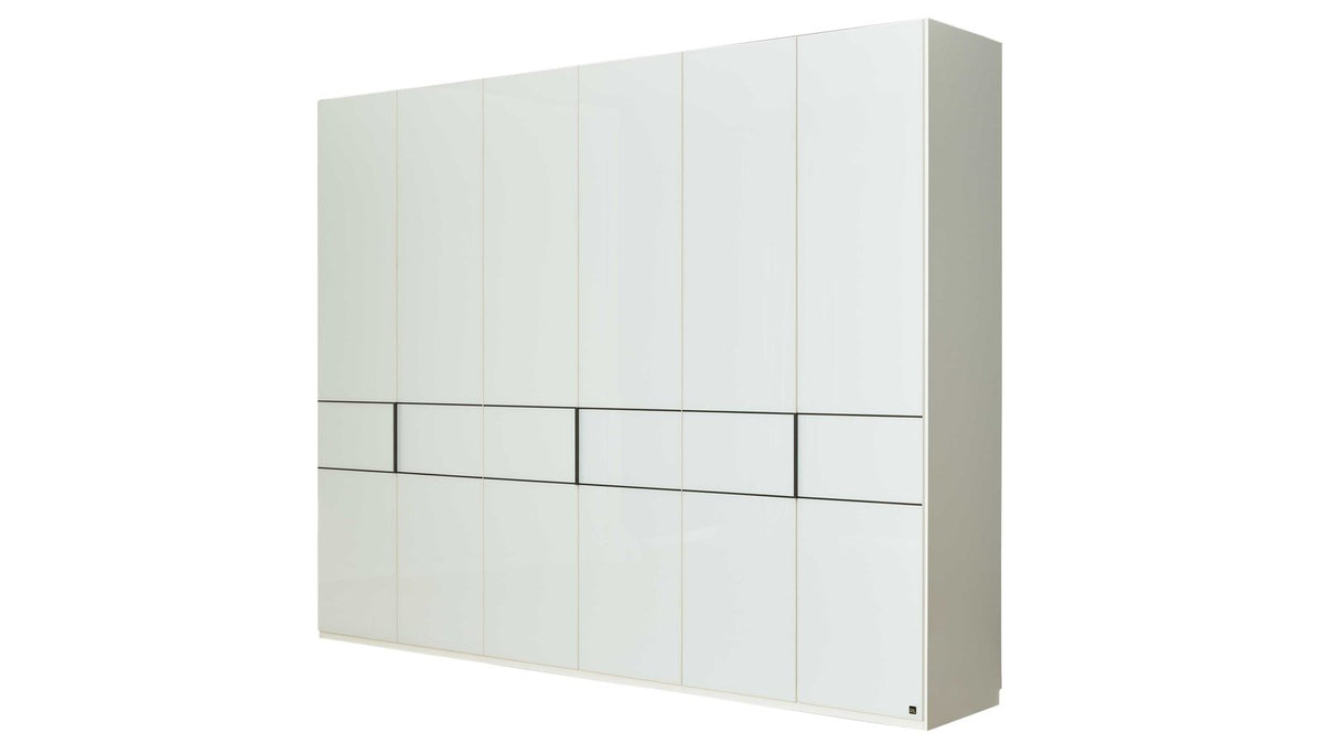 Komplettes Schlafzimmer in Weiß mit Kleiderschrank, Bettgestell und Nachtkonsolen