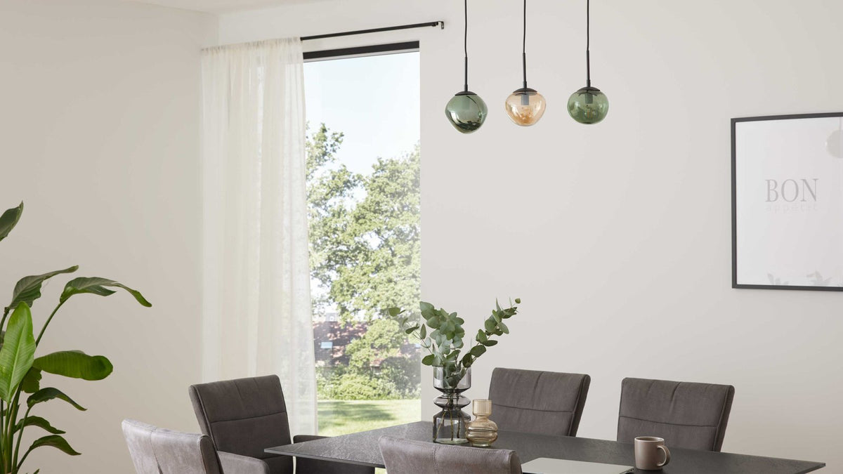 Dreiflammige Pendelleuchte mit Kugelschirmen aus Glas in Grün-, Bronze- und Rauchoptik