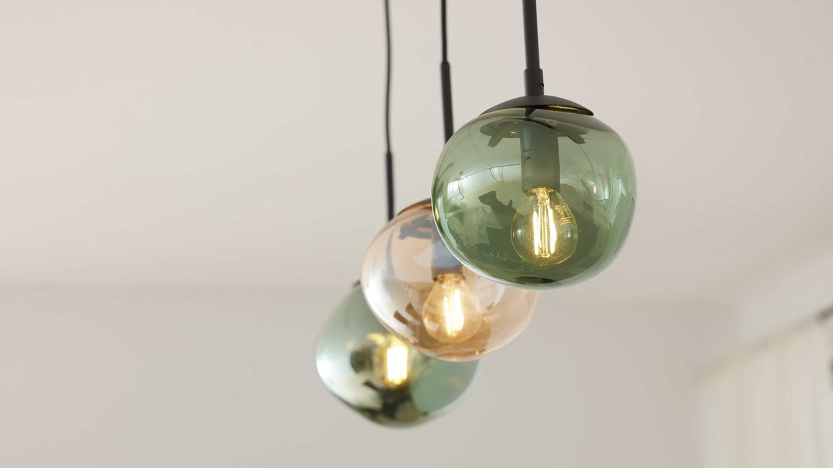 Dreiflammige Pendelleuchte mit Kugelschirmen aus Glas in Grün-, Bronze- und Rauchoptik