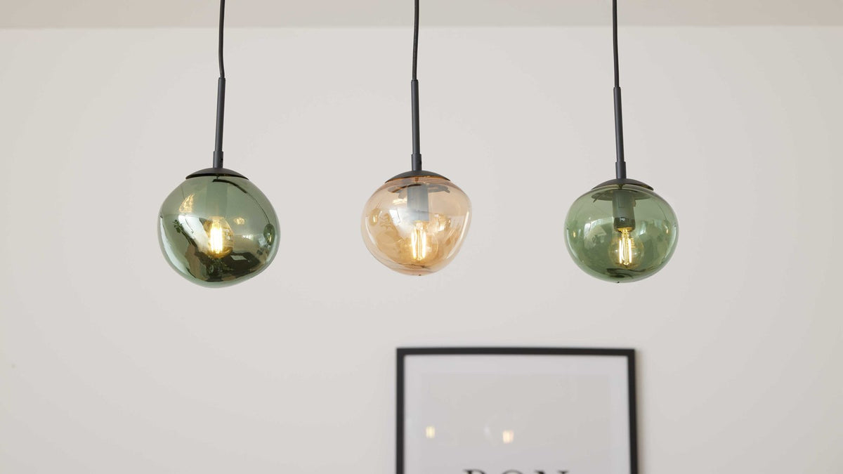 Dreiflammige Pendelleuchte mit Kugelschirmen aus Glas in Grün-, Bronze- und Rauchoptik