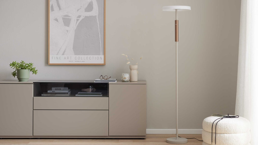 Schlanke LED-Stehleuchte in Weiß und Bronze