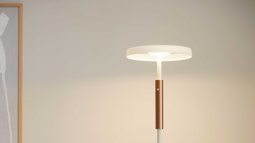 Schlanke LED-Stehleuchte in Weiß und Bronze