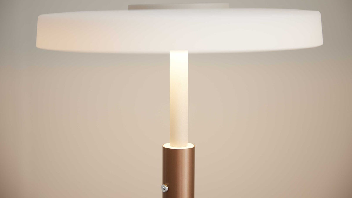 Schlanke LED-Stehleuchte in Weiß und Bronze