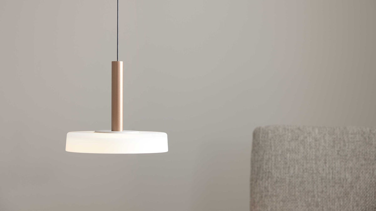 Elegante LED-Hängeleuchte in Weiß und Bronze