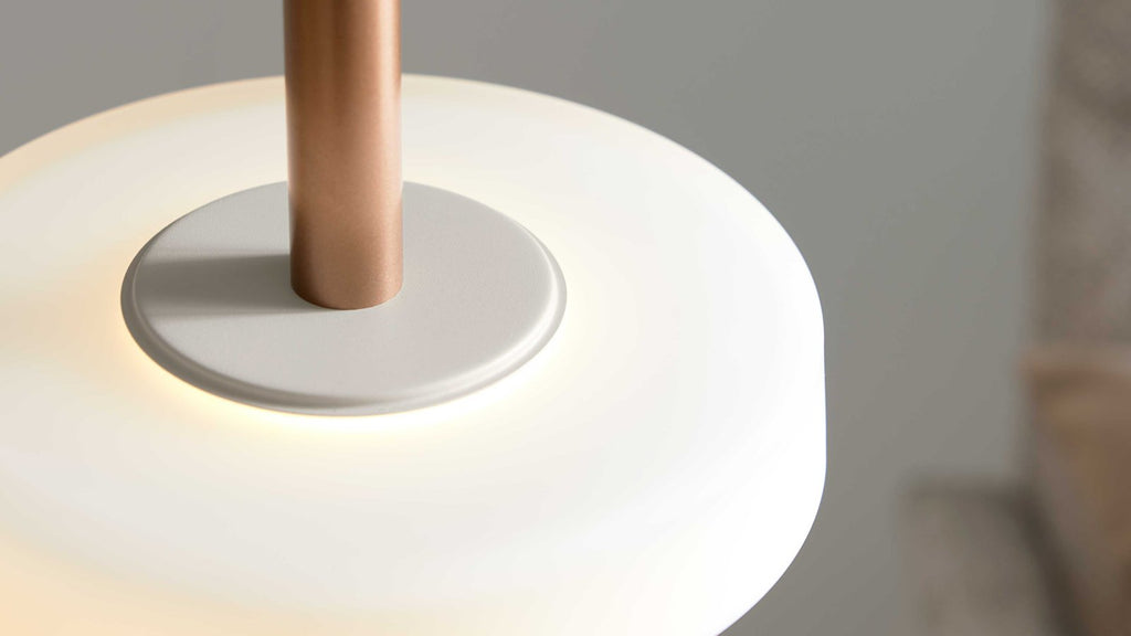 Elegante LED-Hängeleuchte in Weiß und Bronze