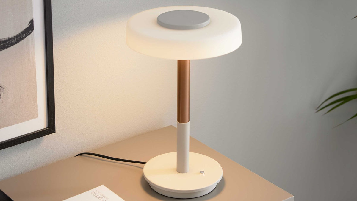 Moderne LED-Tischleuchte in Weiß und Bronze