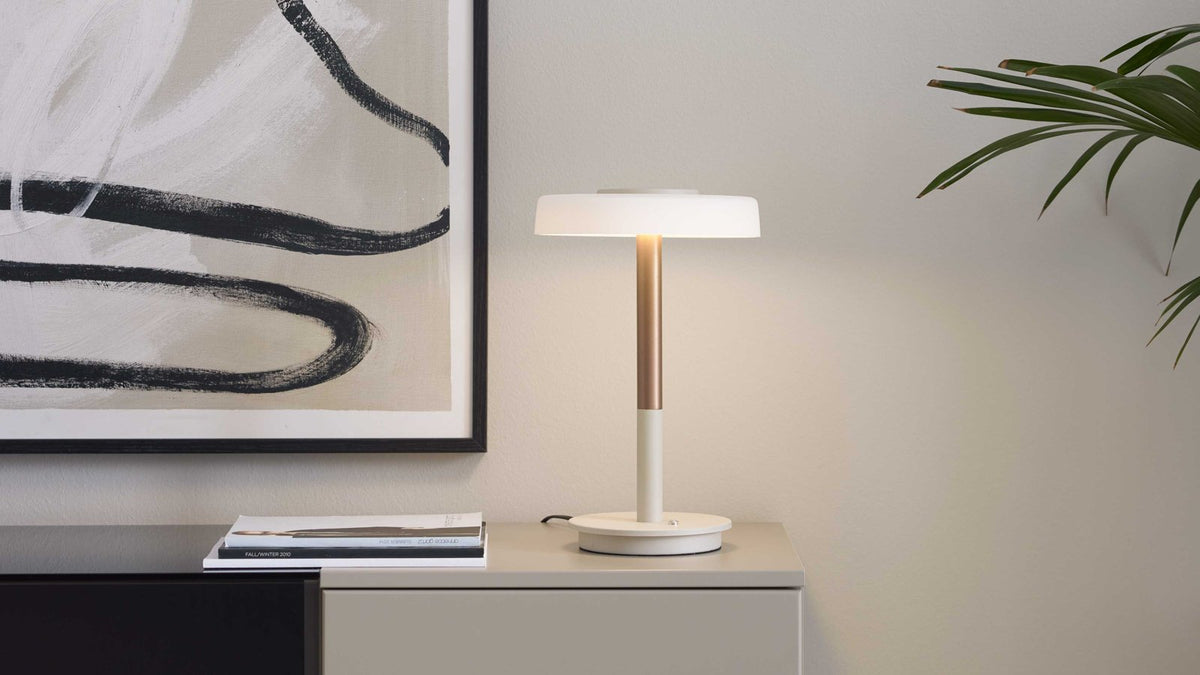 Moderne LED-Tischleuchte in Weiß und Bronze