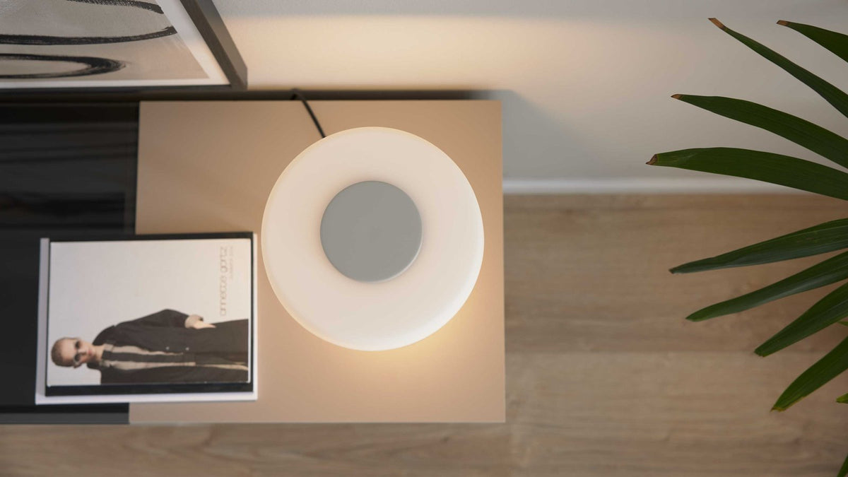 Moderne LED-Tischleuchte in Weiß und Bronze