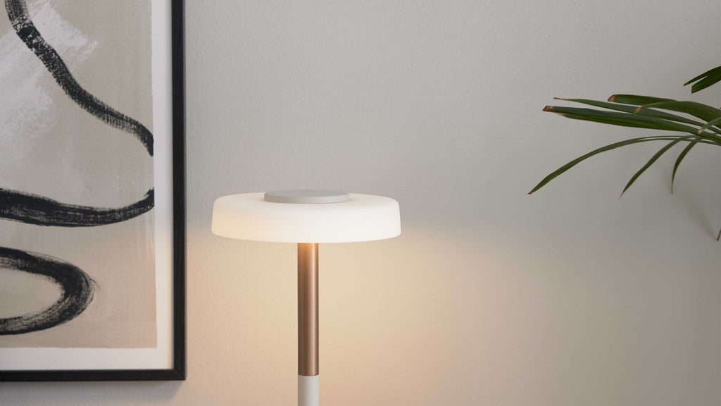 Moderne LED-Tischleuchte in Weiß und Bronze