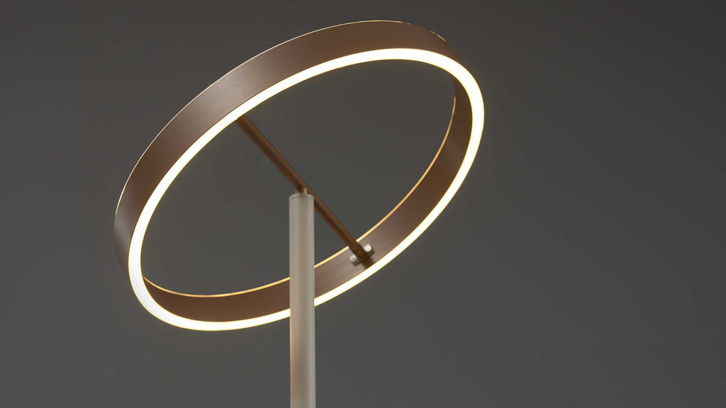 Moderner beigefarbener LED-Fluter in Ringform mit flexiblem Lesearm