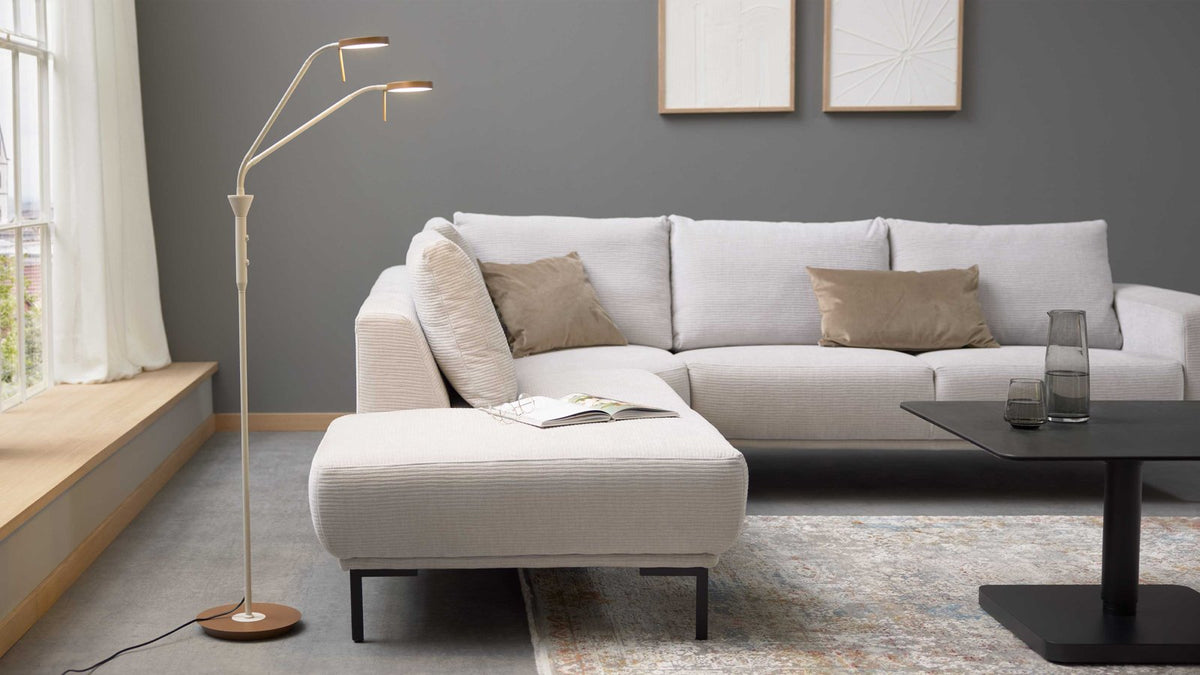 Zweiflammige LED-Stehleuchte in Beige mit flexiblem Arm