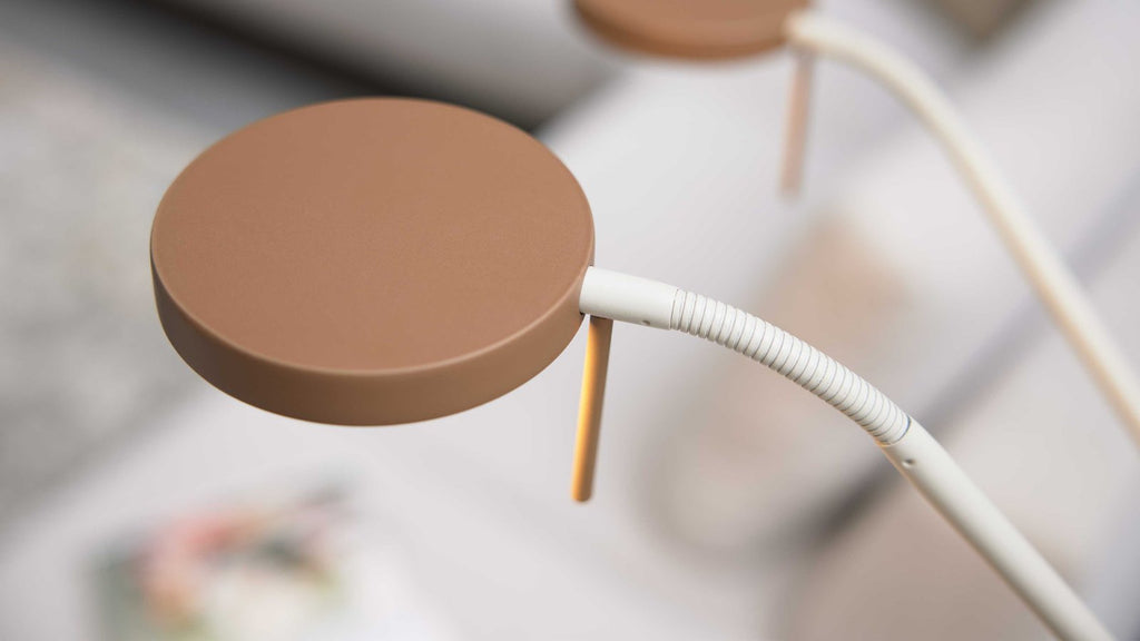 Zweiflammige LED-Stehleuchte in Beige mit flexiblem Arm