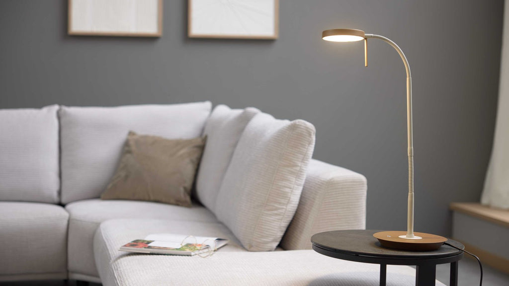 Moderne LED-Tischleuchte in Beige mit flexiblem Arm und rundem Sockel