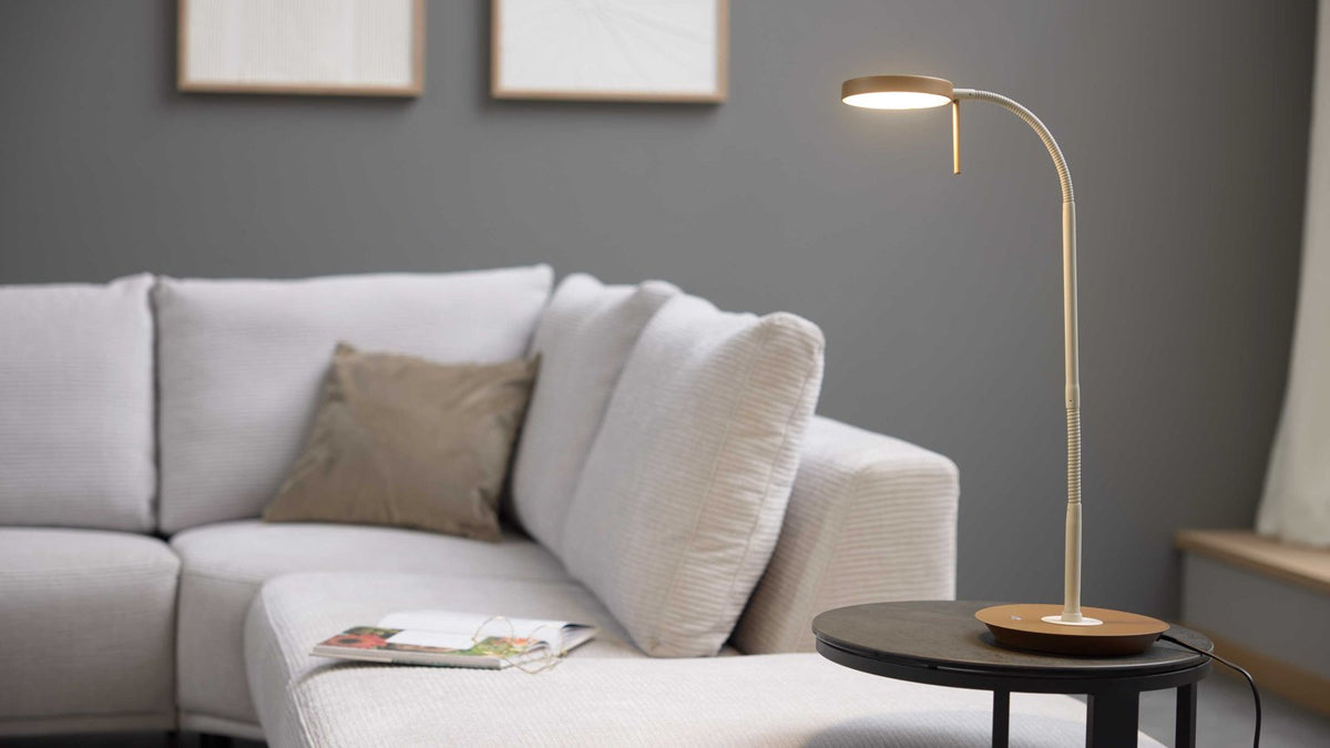 Moderne LED-Tischleuchte in Beige mit flexiblem Arm und rundem Sockel