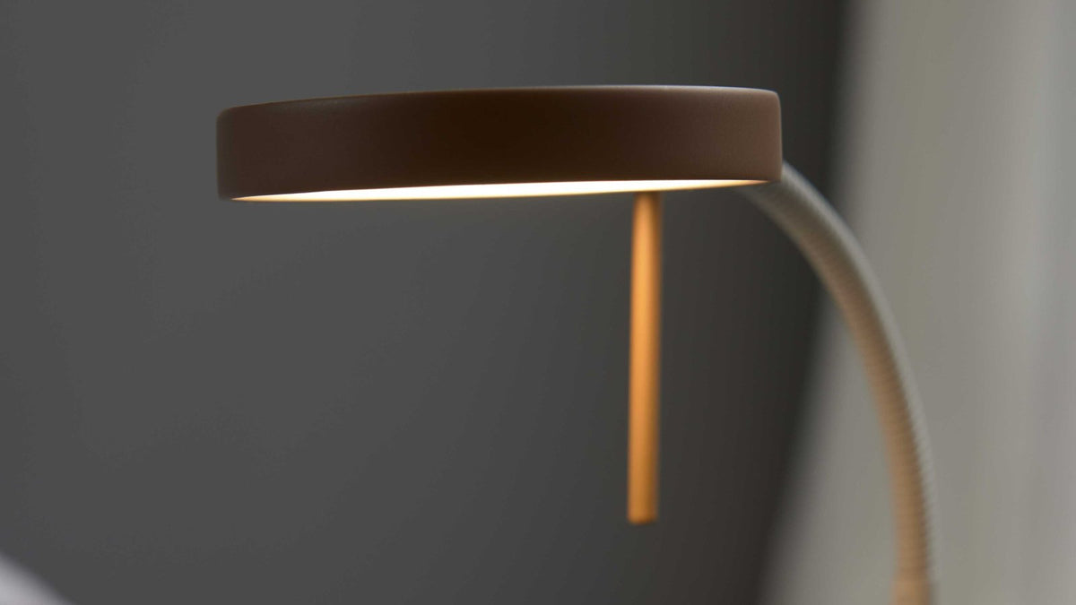 Moderne LED-Tischleuchte in Beige mit flexiblem Arm und rundem Sockel
