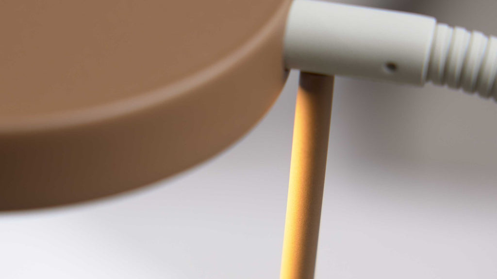 Moderne LED-Tischleuchte in Beige mit flexiblem Arm und rundem Sockel