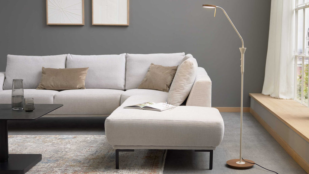 Beige, einflammige LED-Stehleuchte mit flexiblem Arm