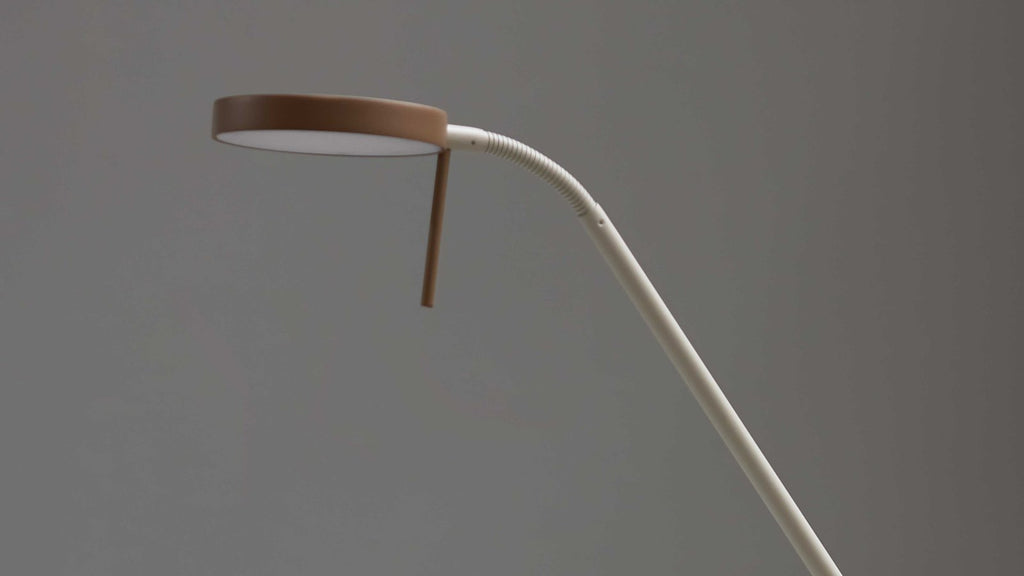 Beige, einflammige LED-Stehleuchte mit flexiblem Arm