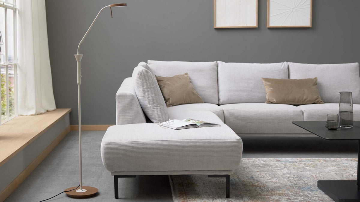 Beige, einflammige LED-Stehleuchte mit flexiblem Arm