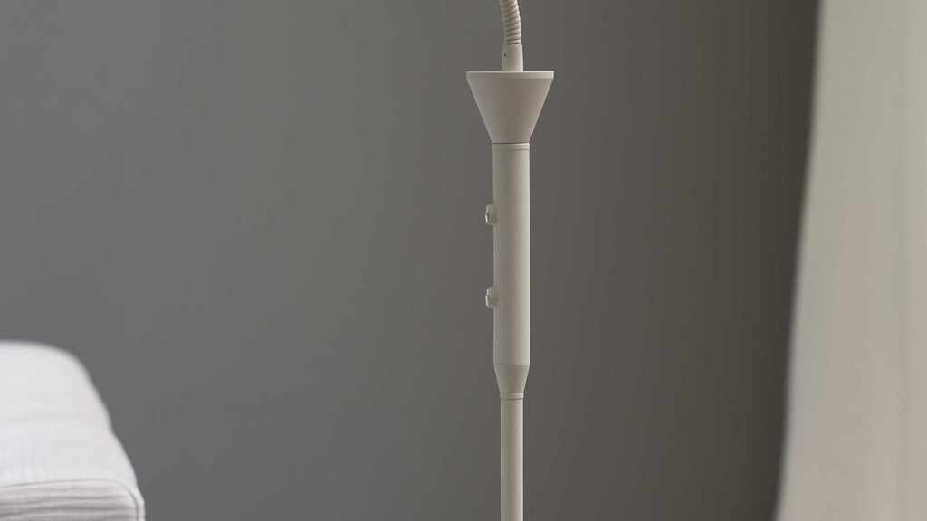 Beige, einflammige LED-Stehleuchte mit flexiblem Arm