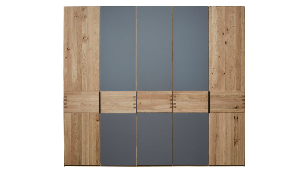 Schlafzimmermöbel in Wildeiche mit Bett, Kleiderschrank und Konsolen