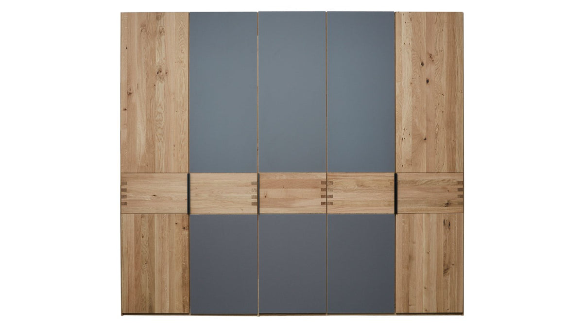 Schlafzimmermöbel in Wildeiche mit Bett, Kleiderschrank und Konsolen