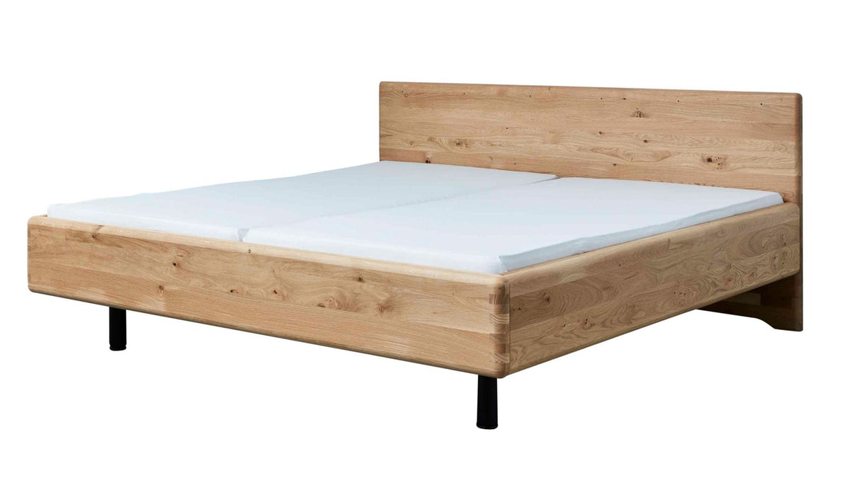 Massivholzbett mit zwei Nachtkonsolen und Mattglasfronten