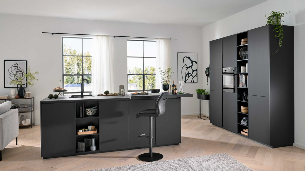 Interliving Küche Serie 3091 – Inselküche Mattschwarz