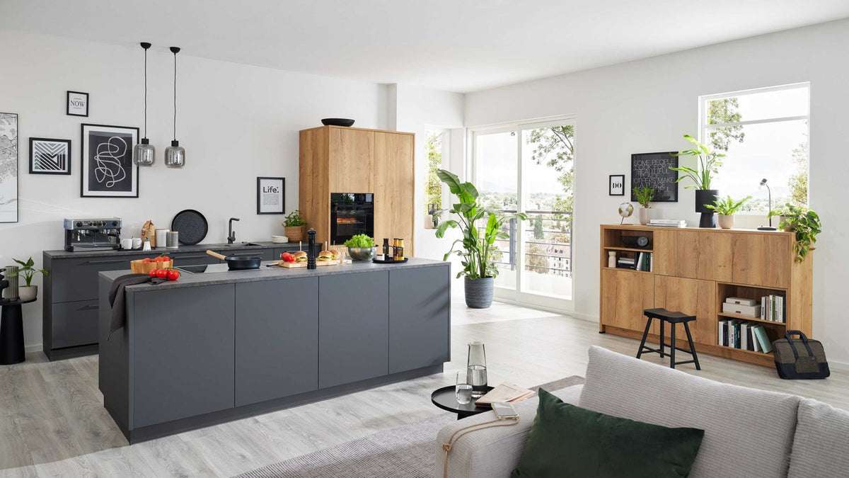 Interliving Küche Serie 3093 – Anthrazit mit Holzelementen