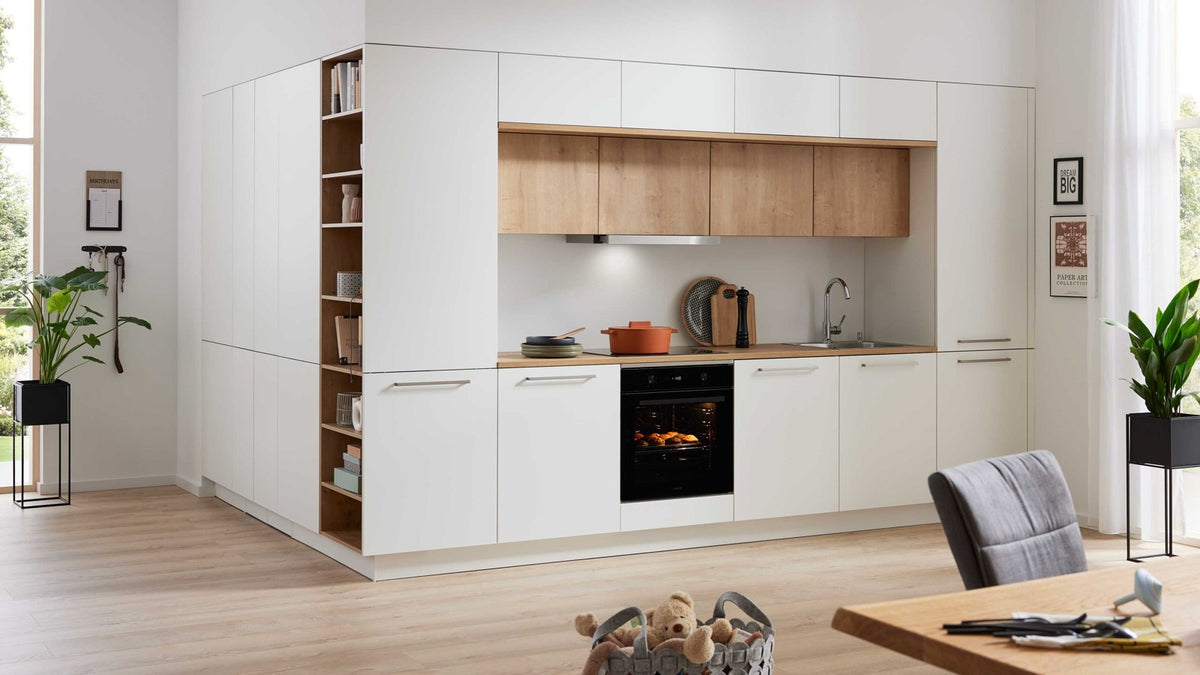 Interliving Küche Serie 3094 – Beige mit Holzrückwand