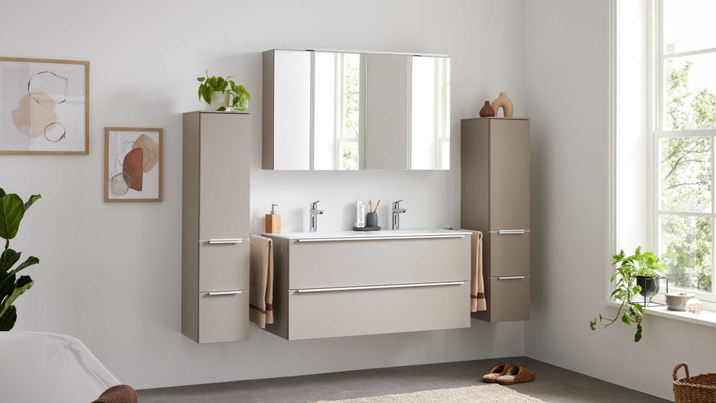 Modernes Badmöbel-Set mit Doppelwaschtisch, Spiegelschrank und Hochschränken