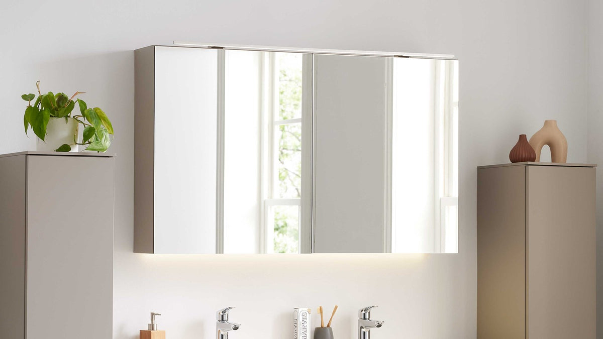 Modernes Badmöbel-Set mit Doppelwaschtisch, Spiegelschrank und Hochschränken