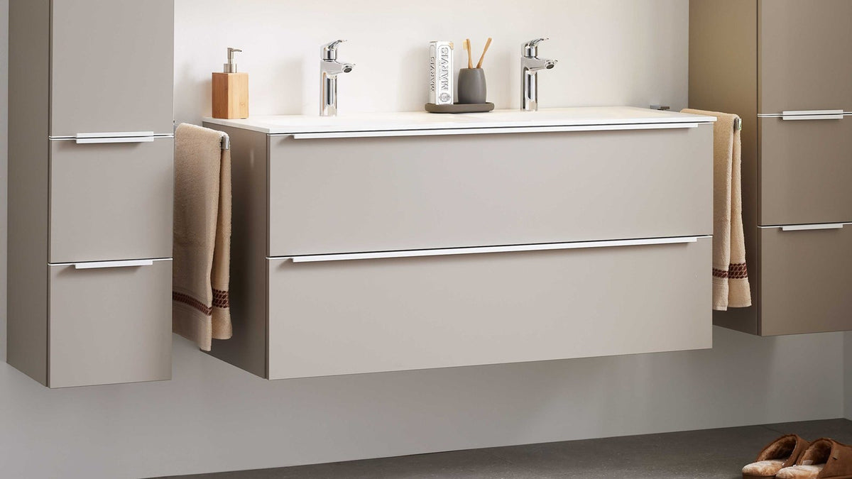 Modernes Badmöbel-Set mit Doppelwaschtisch, Spiegelschrank und Hochschränken