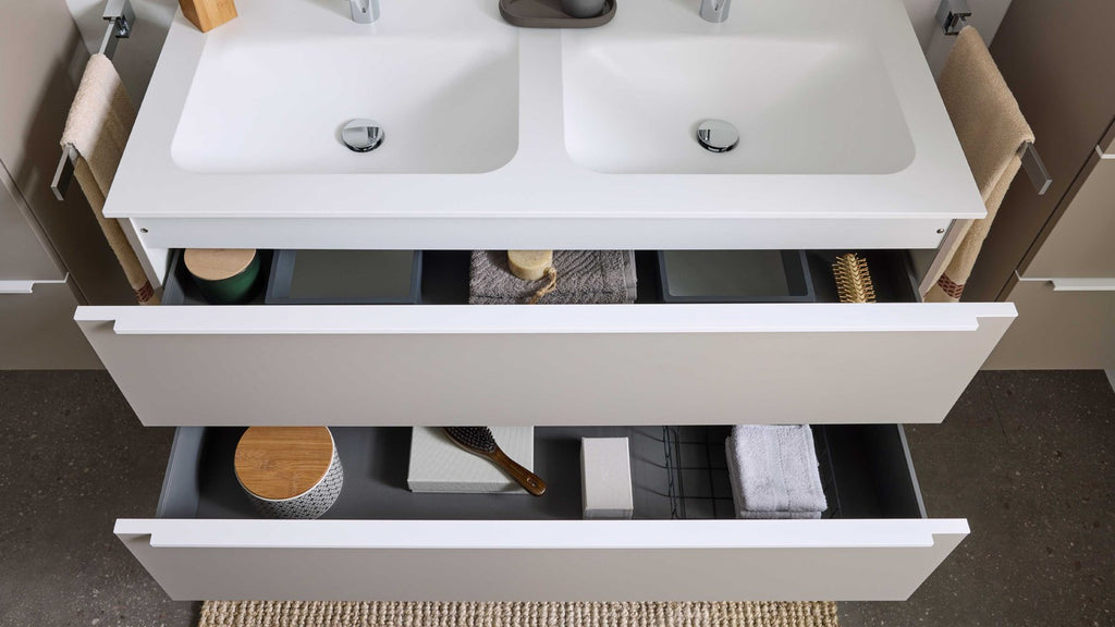 Modernes Badmöbel-Set mit Doppelwaschtisch, Spiegelschrank und Hochschränken