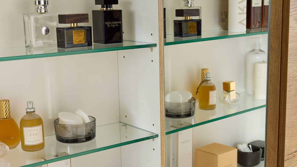 Modernes Badmöbel-Set in Holzoptik mit Waschtisch und Spiegelschrank
