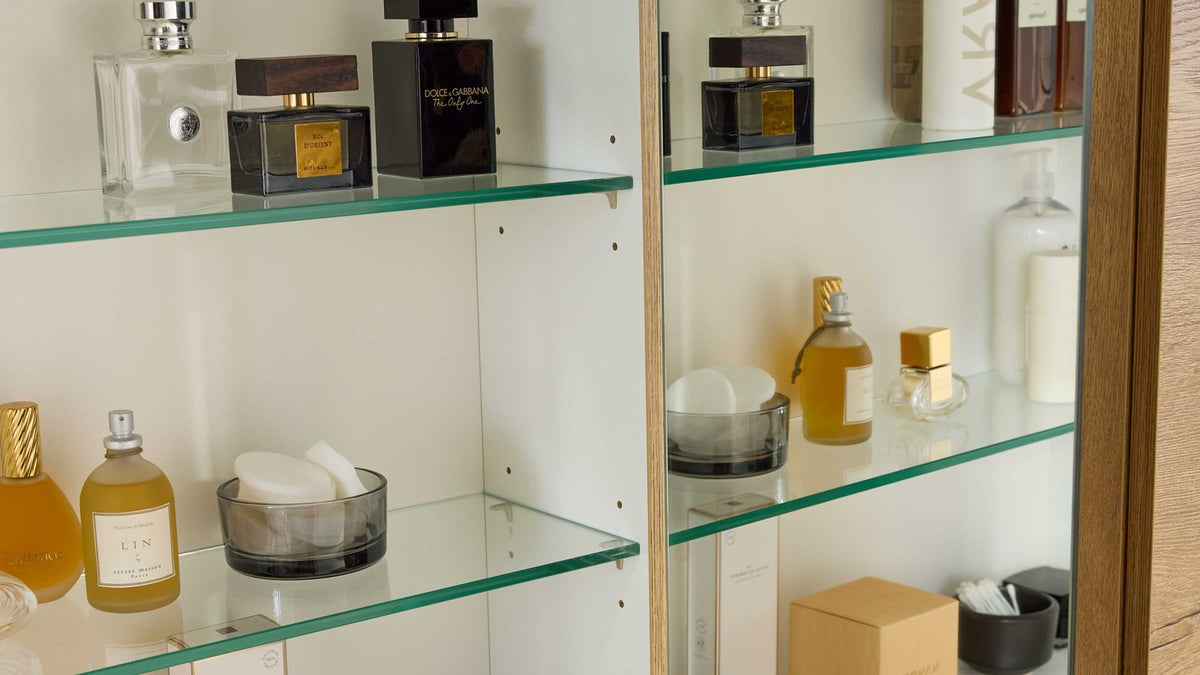 Modernes Badmöbel-Set in Holzoptik mit Waschtisch und Spiegelschrank
