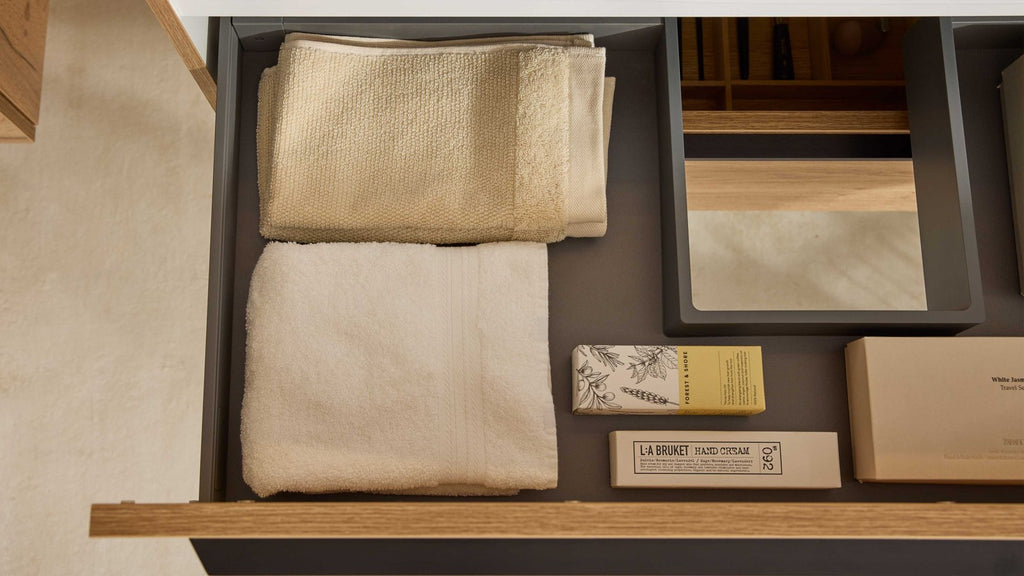 Modernes Badmöbel-Set in Holzoptik mit Waschtisch und Spiegelschrank