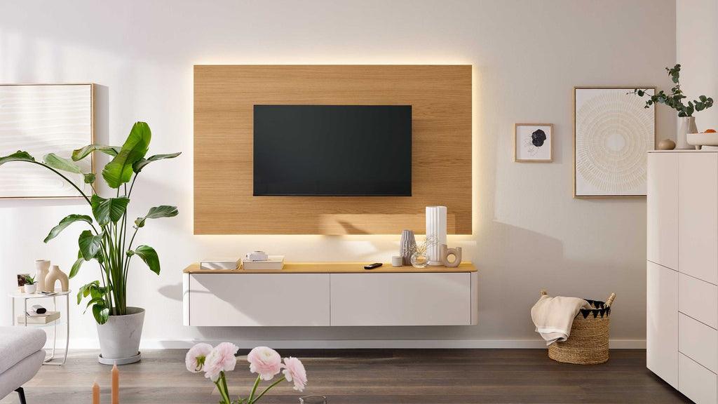 Interliving TV-Wand Weiß mit Holzrückwand
