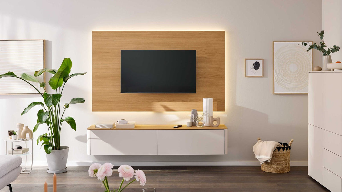 Interliving TV-Wand Weiß mit Holzrückwand
