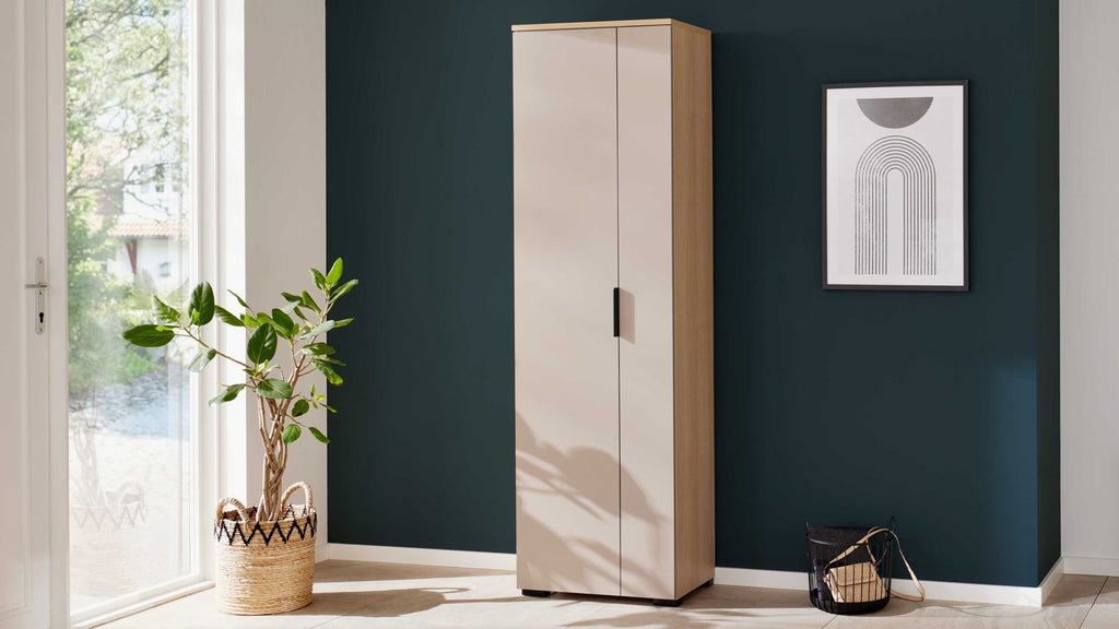 Schmaler Garderobenschrank in hellem Dekor mit modernem Design und dezentem Griffdetail