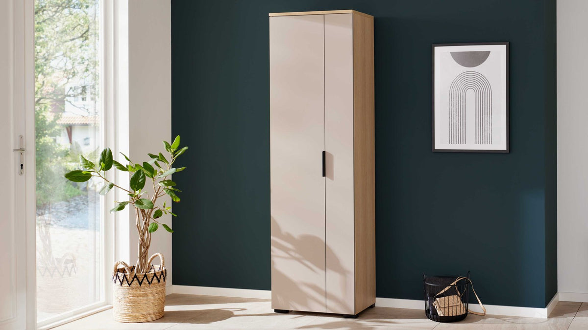 Schmaler Garderobenschrank in hellem Dekor mit modernem Design und dezentem Griffdetail