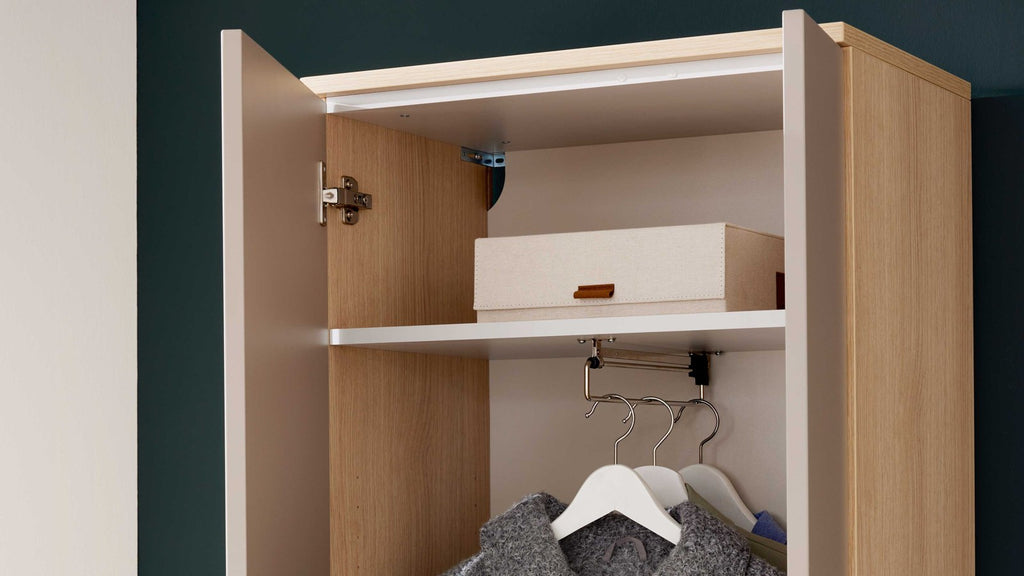 Schmaler Garderobenschrank in hellem Dekor mit modernem Design und dezentem Griffdetail