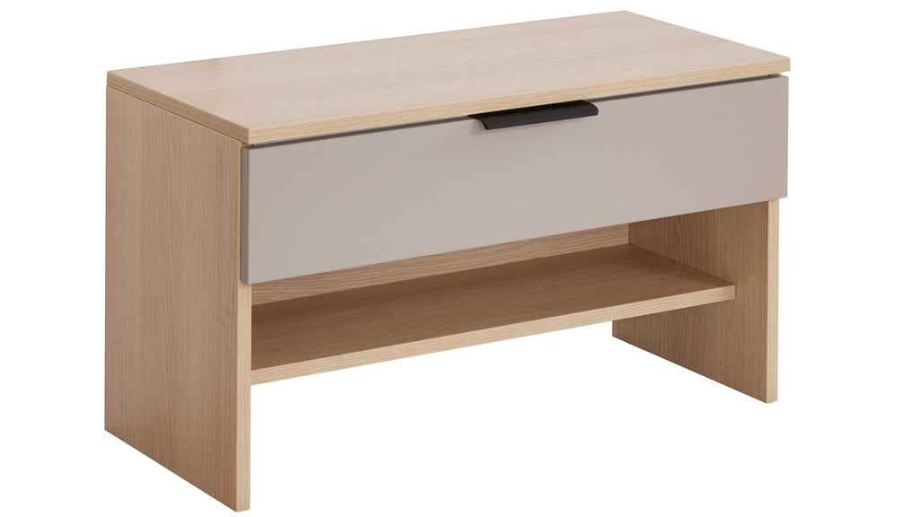 Moderne Sitzbank in heller Optik mit Stauraumfach und offener Ablage für Schuhe