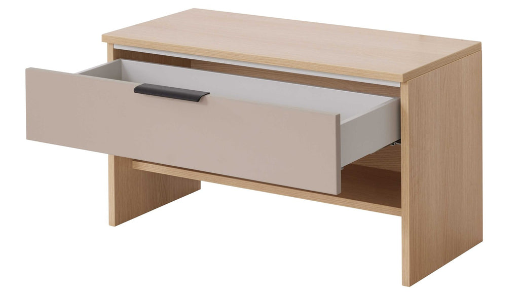 Moderne Sitzbank in heller Optik mit Stauraumfach und offener Ablage für Schuhe