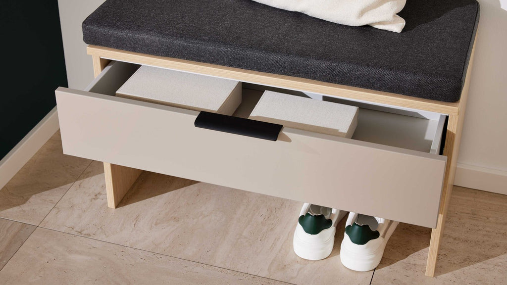 Moderne Sitzbank in heller Optik mit Stauraumfach und offener Ablage für Schuhe